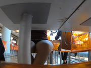 餐廳裡沒有內褲掀裙 閃現濕漉漉的陰戶