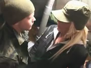 饥饿的金髮女士與兩個壯男狂野